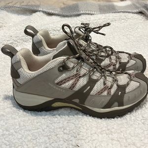 Merrell Women’s hiking shoe, size 7, Brown/pink.